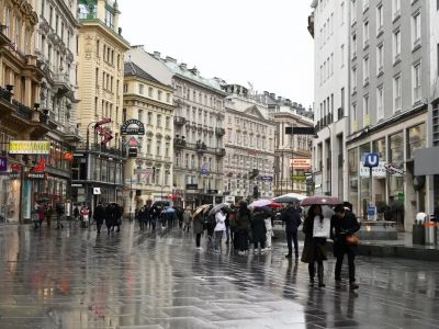 Прохожие на улице Кертнерштрассе в Вене. Фото: Сергей Пивоваров / РИА Новости