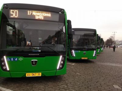 Е1.RU: В Екатеринбурге водителей автобусов попросили не выпускать пассажиров при приближении кортежа