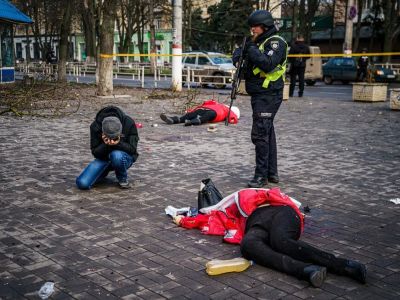 Последствия российского обстрела Херсона 24 декабря. Фото: Dimitar Dilkoff / AFP