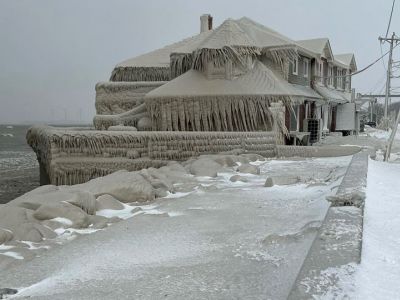 Ресторан в штате Нью-Йорк покрыт льдом из-за брызг волн озера Эри, 24 декабря 2022 года. Фото: Kevin Hoak / Reuters