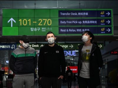 Слева направо: Андрей (псевдоним), Джашар Хубиев и Владимир Марактаев стоят в зале вылета в международном аэропорту Инчхон, 3 января. Фото: Shim Hyun-chul / Korea Times