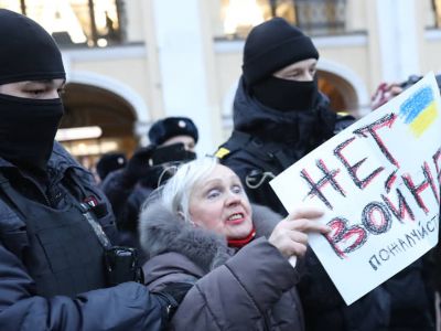 Задержание пенсионерки на антивоенном митинге у "Гостиного двора" в Петербурге, 24 февраля 2022 год.   Фото: Давид Френкель / Коммерсант