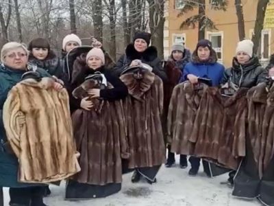 Шубы для вдов погибших военных из "ДНР". Фото: theins.ru