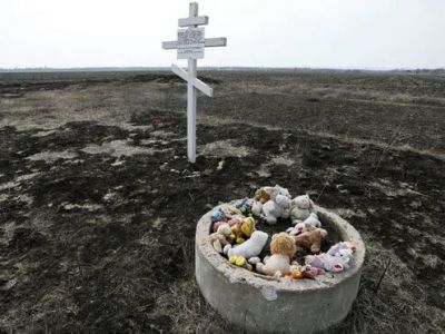 Игрушки возле креста в память о жертвах авиакатастрофы MH17. Фото: Александр Ермоченко/Reuters