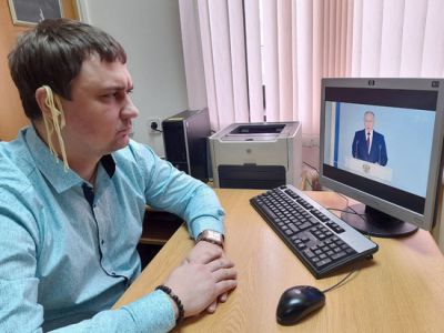Суд оштрафовал самарского депутата, смотревшего обращение Путина с лапшой на ушах