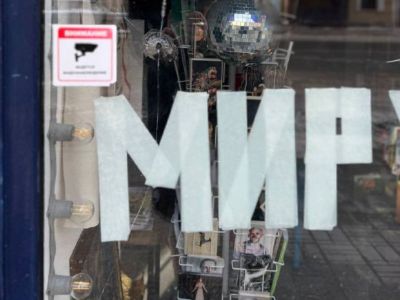 Неизвестные расстреляли надпись "Миру мир" в витрине книжного магазина в Петербурге