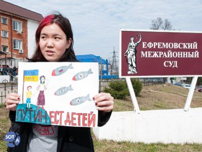 В Ефремове задержали активистку с плакатом "Путин ест детей"