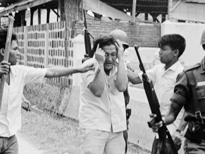 Арест человека парамилитарными группировками при попустительстве военных, Индонезия, 1965. Фото: scmp.com