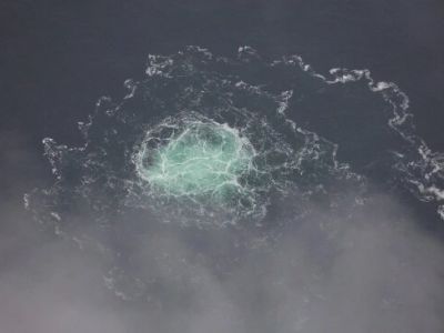 Выброс газа из-за утечки на газопроводе "Северный поток" в Балтийском море, 28 сентября 2022 года. Фото: Swedish Coast Guard / Getty Images Выброс газа из-за утечки на газопроводе "Северный поток" в Балтийском море, 28 сентября 2022 года. Фото: Swedish Coast Guard / Getty Images