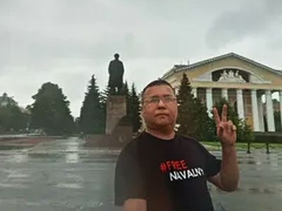 В Йошкар-Оле слова Free Navalny на футболке сочли экстремизмом и преследуют активиста