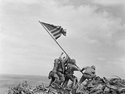 Водружение флага над Иводзимой. Фото: Джо Розенталь / catalog.archives.gov