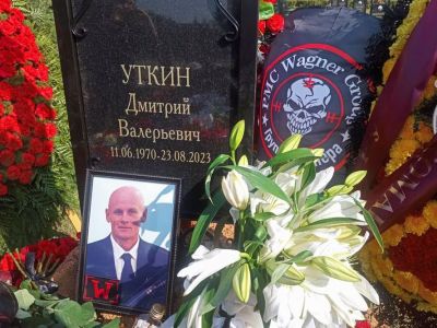 В Мытищах на военном мемориале прошли похороны командира ЧВК "Вагнер" Дмитрия Уткина
