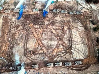 Звезда Давида, созданная израильской техникой на одной из площадей Газы. Звезда Давида, созданная израильской техникой на одной из площадей Газы.