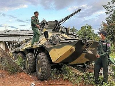 Повстанцы Мьянмы с захваченной бронемашиной, 24.11.23. Фото: t.me/golovnin_tokyo