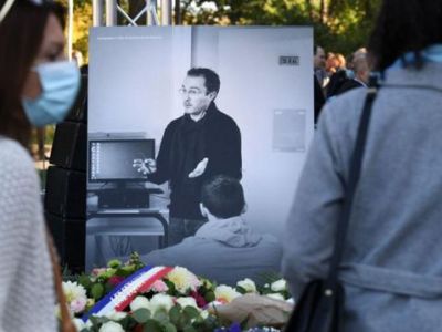 Церемония дани памяти в Эраньи-сюр-Уаз 16 октября 2021 года, через год после убийства Сэмюэля Пати. Фото: Alain Jocard / AFP Церемония дани памяти в Эраньи-сюр-Уаз 16 октября 2021 года, через год после убийства Сэмюэля Пати. Фото: Alain Jocard / AFP