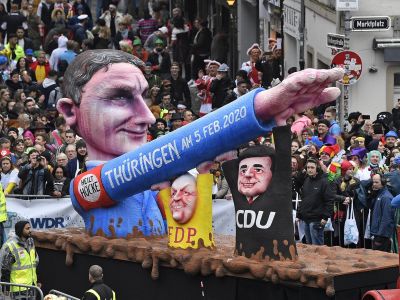 Карнавальная платформа с изображением ультраправого политика AfD Бьорна Хёкке, 24 февраля 2020. Фото: Martin Meissner / AP