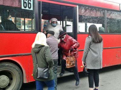 Во Владивостоке водители автобусов устроили массовую забастовку