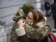 Украинский солдат обнимает своего партнера возле военной базы, где добровольцы выстраиваются в очередь, чтобы вступить в армию, 2 марта 2022 год, Львов. Фото: Daniel Leal / AFP