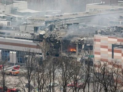 Торговый центр в Днепре, частично разрушенный в результате ракетного удара, 29 декабря 2023 год. Фото: Arsen Dzodzaiev / EPA