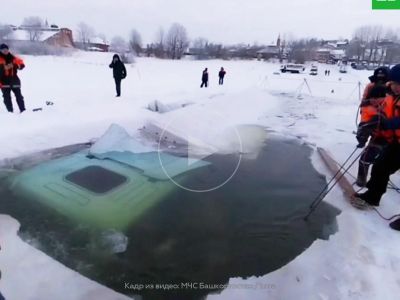 В Бирске фура провалилась под лед на переправе: водитель погиб
