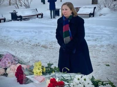 Посол США в России Линн Трейси возложила цветы к Соловецкому камню в память об Алексее Навальном
