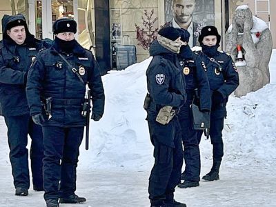 Полиция у памятника "Покаяние". Фото: Александр Воронин, Каспаров.Ru