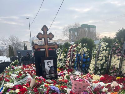 На могилу Алексея Навального продолжают нести цветы