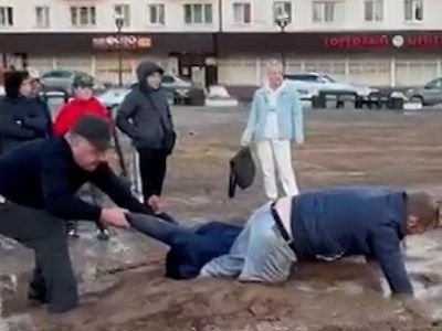 В подмосковном Солнечногорске дети едва не утонули в грязевом болоте посреди города