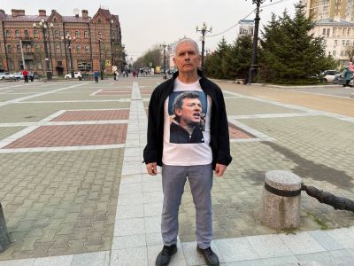 Активиста в Хабаровске арестовали на месяц за пикет в футболке с Немцовым