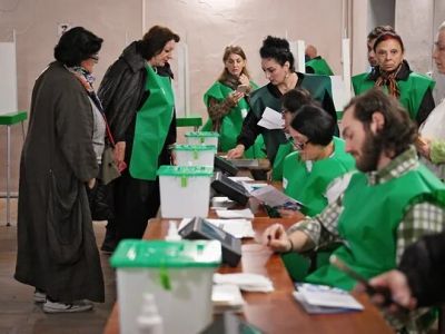 Избиратели на избирательном участке в школе №67 Тбилиси во время выборов в парламент Грузии. Фото: Евгений Разумный / Коммерсант Избиратели на избирательном участке в школе №67 Тбилиси во время выборов в парламент Грузии. Фото: Евгений Разумный / Коммерсант
