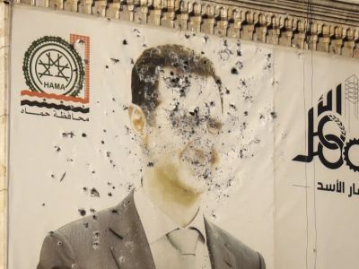 Изображение президента Сирии Башара Асада, изрешеченного пулями, на фасаде здания правительства провинции после захвата оппозицией Хамы, Сирия, 6 декабря 2024 года. Фото: Omar Albam / AP Photo Изображение президента Сирии Башара Асада, изрешеченного пулями, на фасаде здания правительства провинции после захвата оппозицией Хамы, Сирия, 6 декабря 2024 года. Фото: Omar Albam / AP Photo