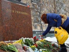 Цветы у памятника Лесе Украинке. Фото: photo.kommersant.ru